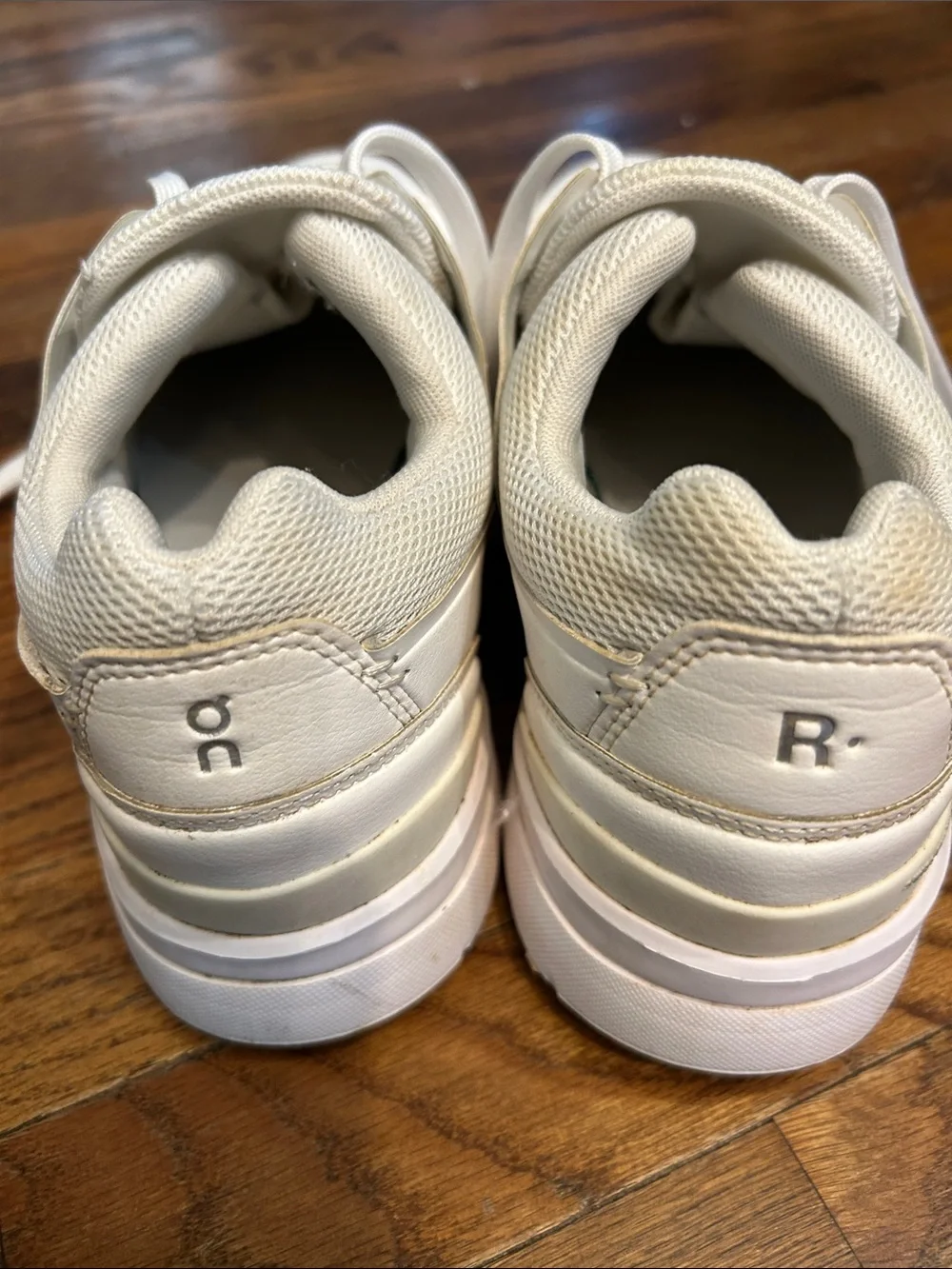 On Running ‘The Roger’ Women’s white Low-Top Sneakers(Roger Federer)Great shoes